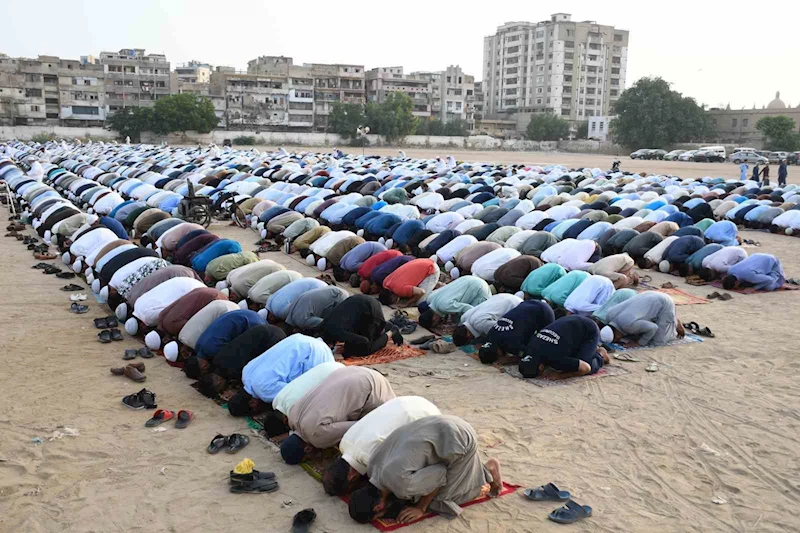 Pakistan’da Müslümanlar bayram namazı kıldı
