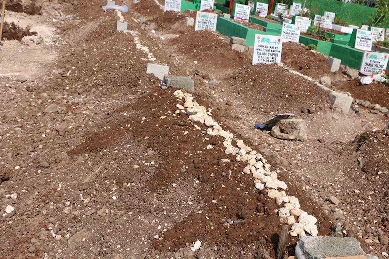 Yangında hayatını kaybeden anne ve 3 çocuğunun mezarı vatandaşlar tarafından ziyaret ediliyor
