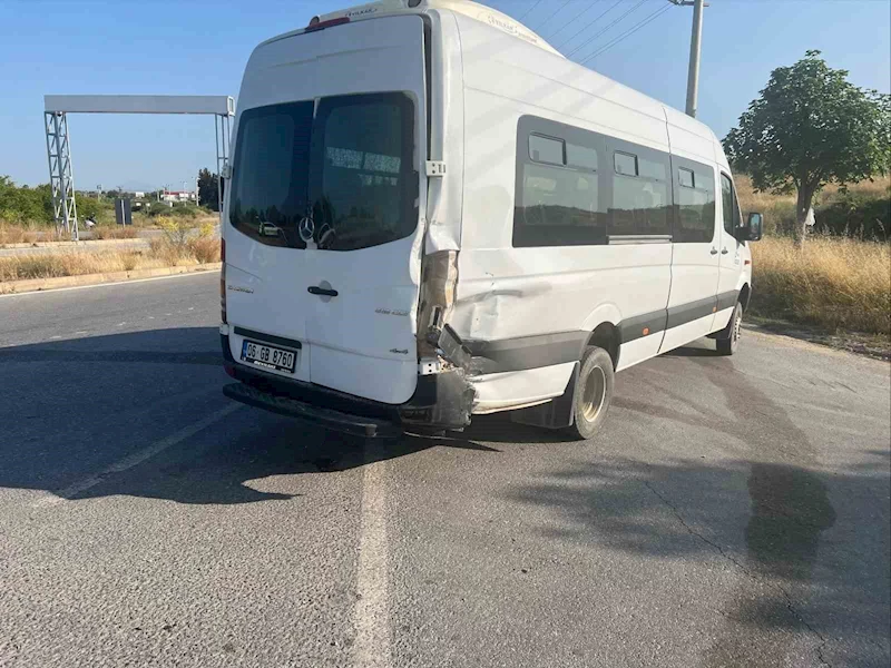 Motosiklet minibüse çarptı, sürücü ağır yaralandı
