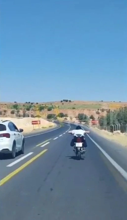 Şanlıurfa’da motosikletin üzerinde uzanarak süren sürücüye ceza
