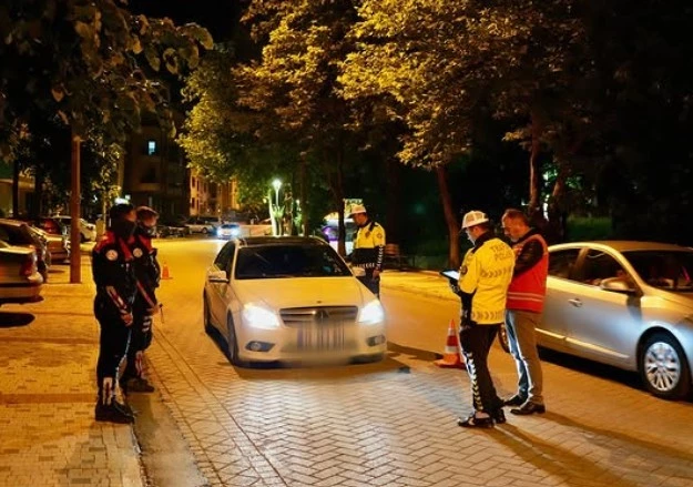 Isparta’da gece uygulaması: 1 saatte 43 şahıs ve 15 araç denetlendi
