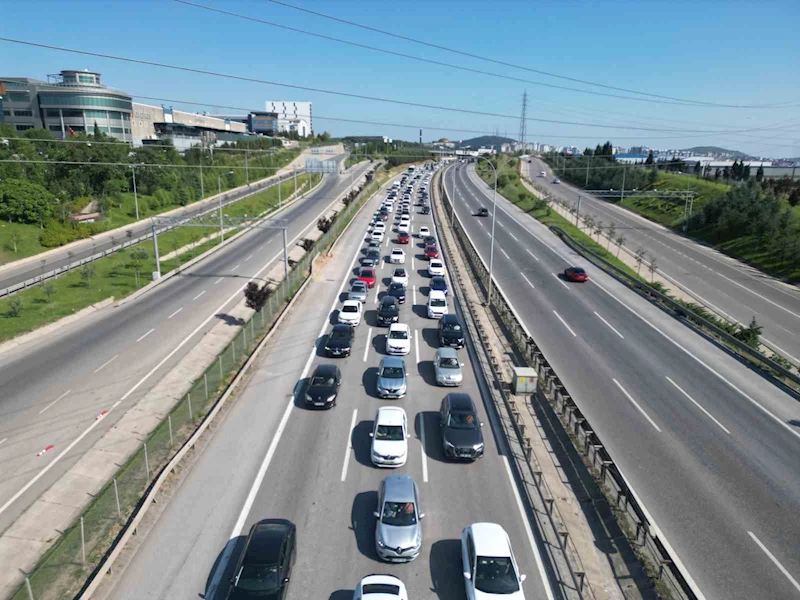 Kurban Bayramı dönüşünde kilometrelerce trafik kuyruğu oluştu
