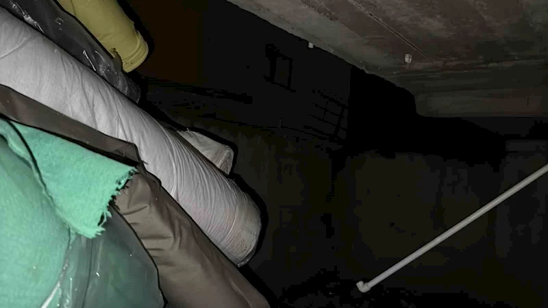 Zeytinburnu’nda 4 katlı binanın arka cephesindeki duvar yıkıldı
