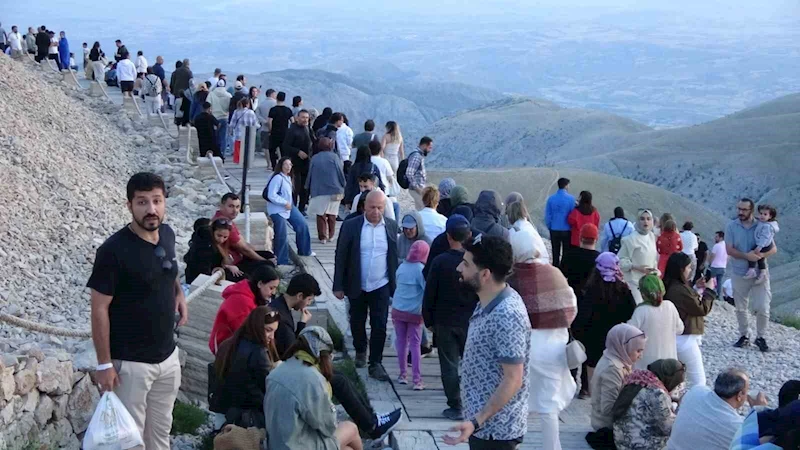 Nemrut Dağı Kurban Bayramı’nda binlerce turisti ağırladı
