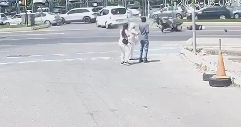 Kartal’da yürekleri ağızlara getiren kaza: İki polisin yaralandığı kaza kamerada
