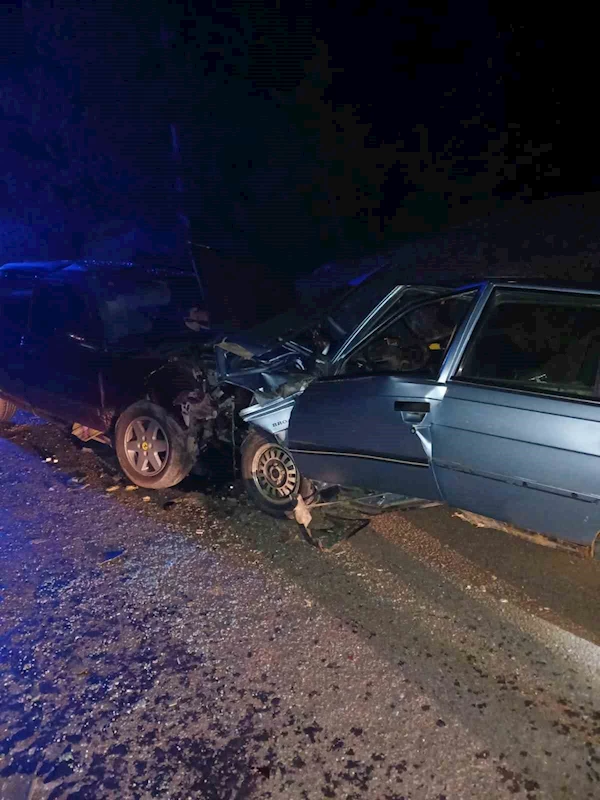 Kastamonu’da iki otomobil kafa kafaya çarpıştı: 3 yaralı
