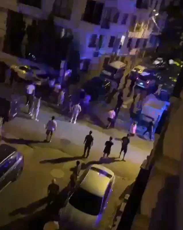 Gözü dönmüş adam ailesine saldırdı, müdahale etmek isteyenlere bıçak çekti
