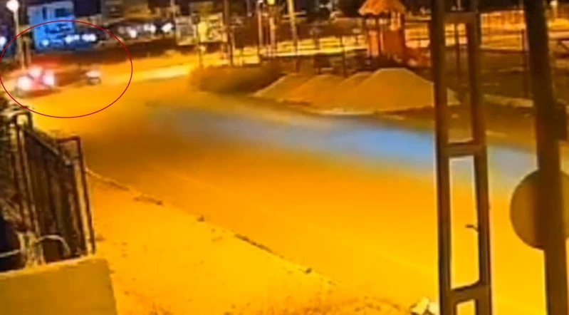 Çarpışmanın etkisiyle araç metrelerce sürüklendi
