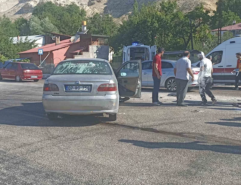 Sivas’ta otomobiller çarpıştı: 1’i ağır 4 yaralı

