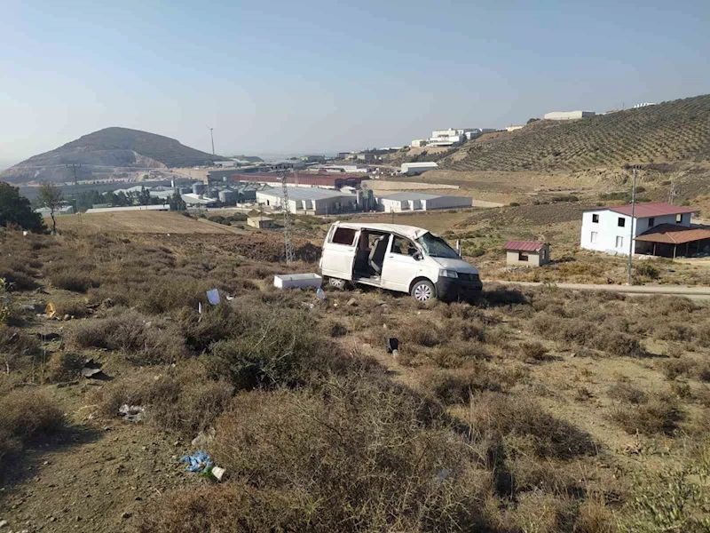 Hatay’da şarampole devrilen minibüsün sürücüsü yaralandı
