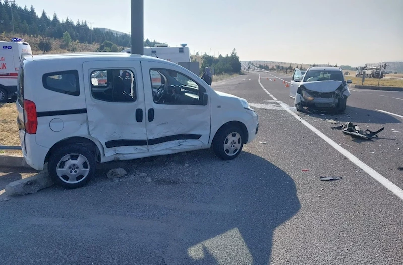 Tavşanlı’da hafif ticari araçlar çarpıştı: 4 yaralı
