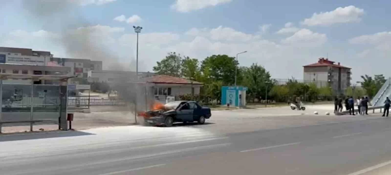 Seyir halindeki otomobil alev alev yandı
