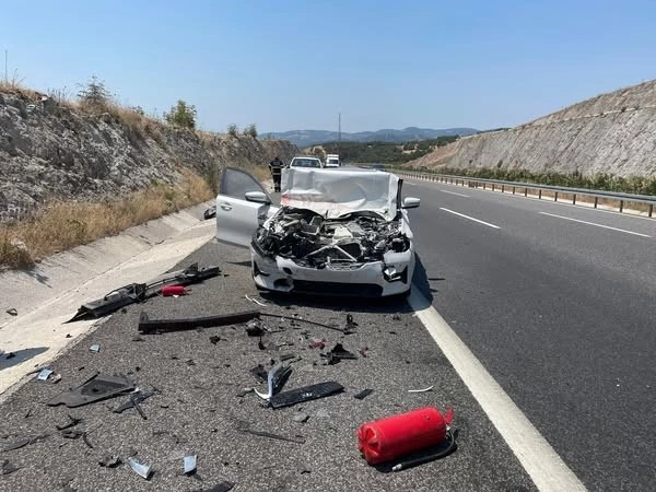 Balıkesir’de otomobil önünde giden kamyonete çarptı; 2 yaralı
