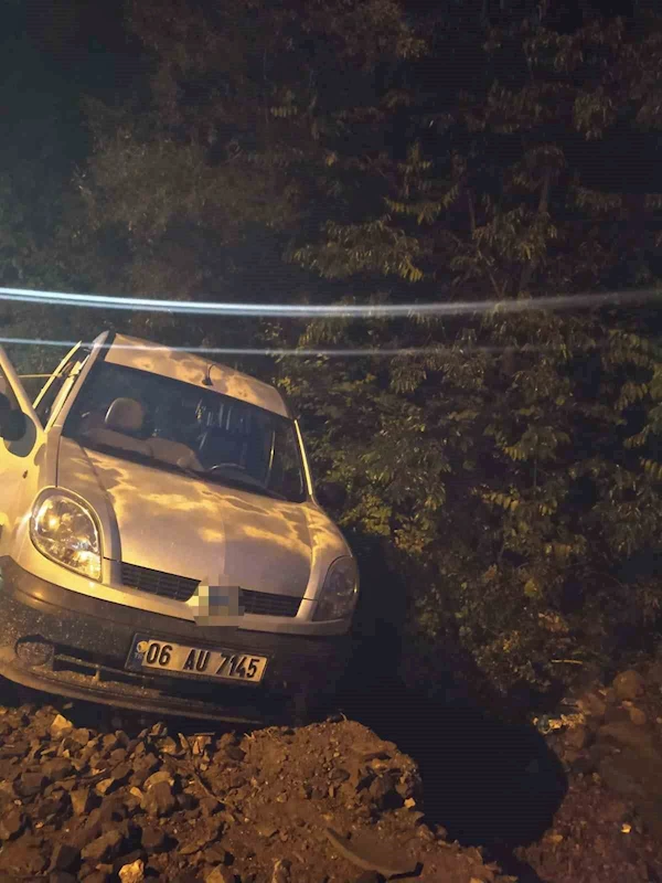 Bozuk yolu fark etmeyen sürücü şarampole düştü
