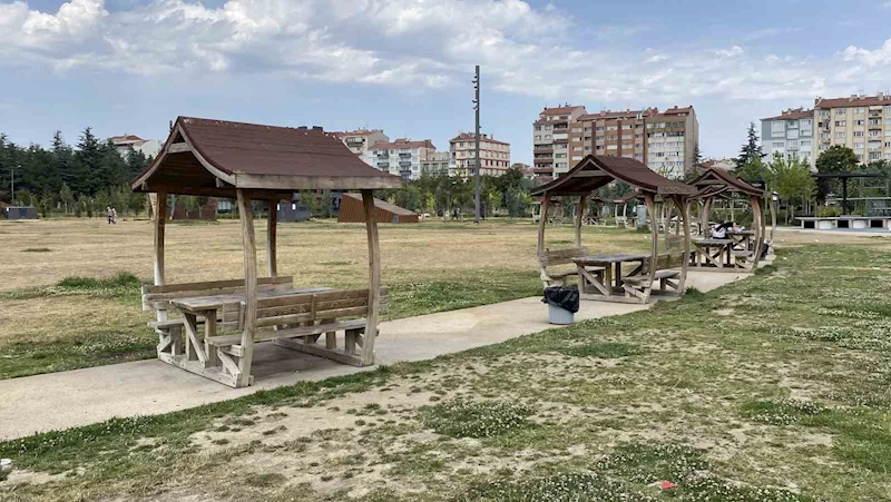 Küçük kıza akran zorbalığı yapan 3 şüpheli mahkemeye çıkmadan tahliye oldu
