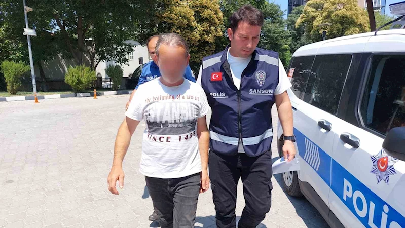 Park halindeki otomobilin üzerine battaniye örtüp ateşe verdi
