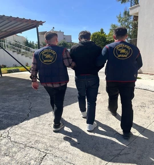 Hırsızlık suçundan aranan şahıs JASAT’tan kaçamadı
