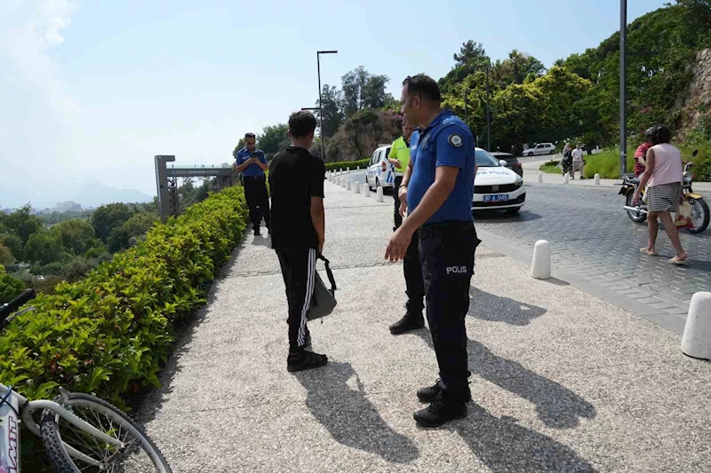 Virajı alamayan 2 çocuk bisikletle 5 metre yükseklikteki varyanttan çalılıklara düştü
