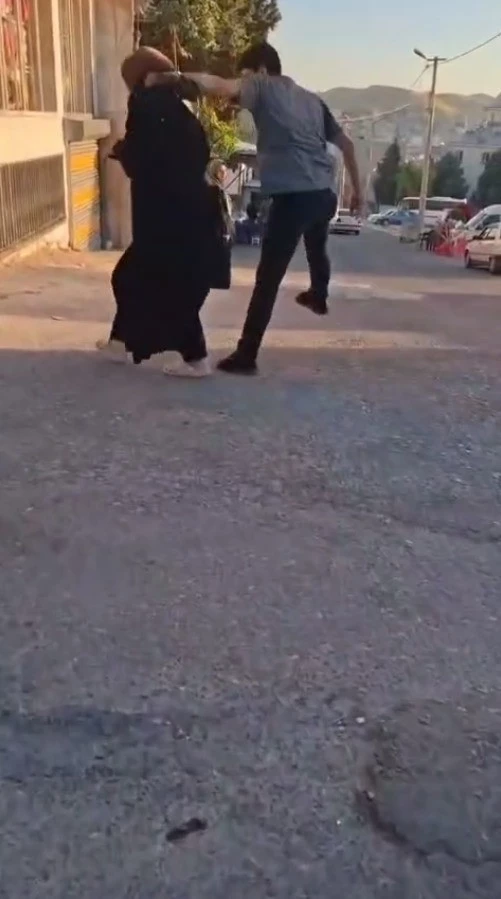 Sokak ortasında eşini darbetti, o anlar kameraya yansıdı
