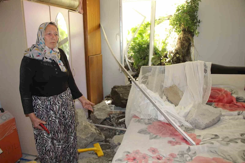 Amasya’da istinat duvarı evin üzerine çöktü
