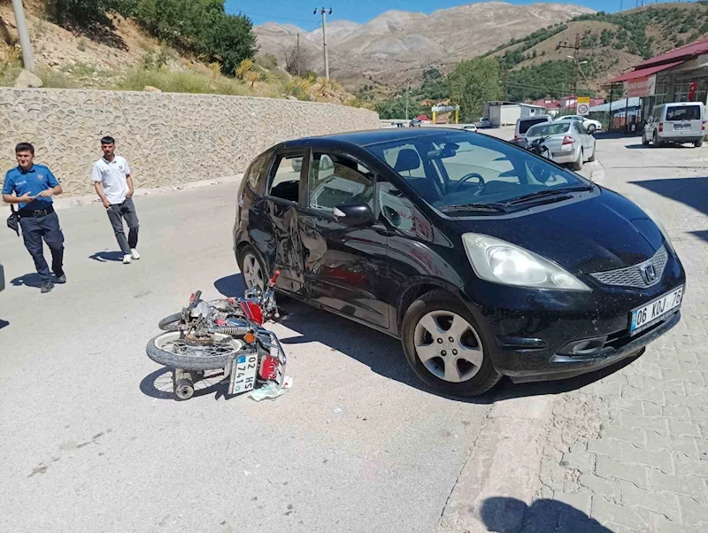 Otomobil ile motosiklet çarpıştı: 2 yaralı
