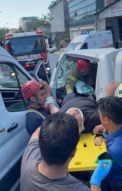 Kamyonet ile panelvan kafa kafaya çarpıştı: 1 yaralı
