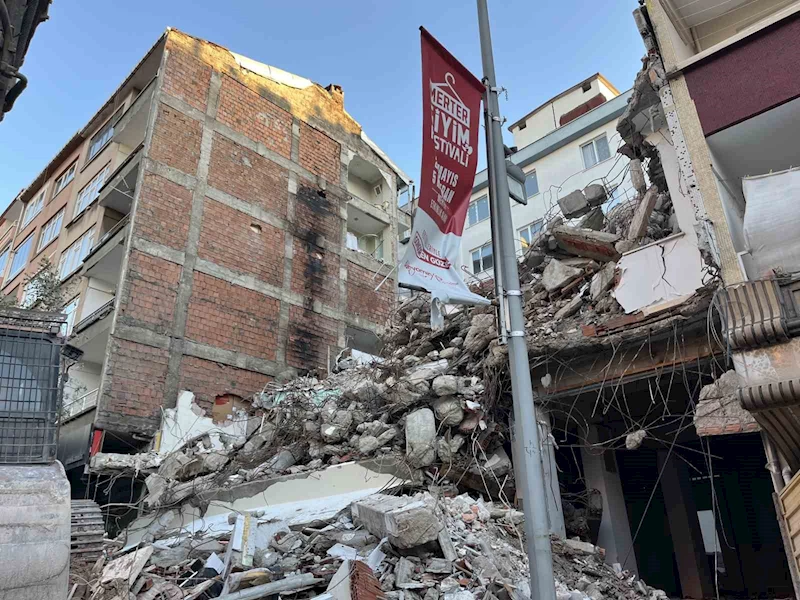 Güngören’de yıkım sırasında yandaki binanın 4. ve 5. kat duvarlarının olmadığı fark edildi
