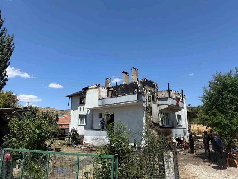 Alevlere teslim olan ev kullanılmaz hale geldi
