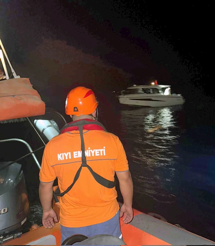 Makine arızası sonucu sürüklenen tekne KIYEM ekiplerince kurtarıldı
