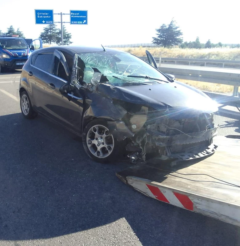 Tıra arkadan çarpan otomobilde 2 kişi yaralandı
