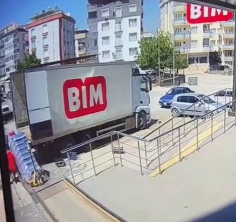 BİM’de feci kaza: Market personeli taşıdığı yükle kamyon arasında sıkıştı
