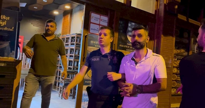 Kavga ederken kendilerini ayırmak isteyen polise bıçak çeken şahıslar, böyle etkisiz hale getirildi
