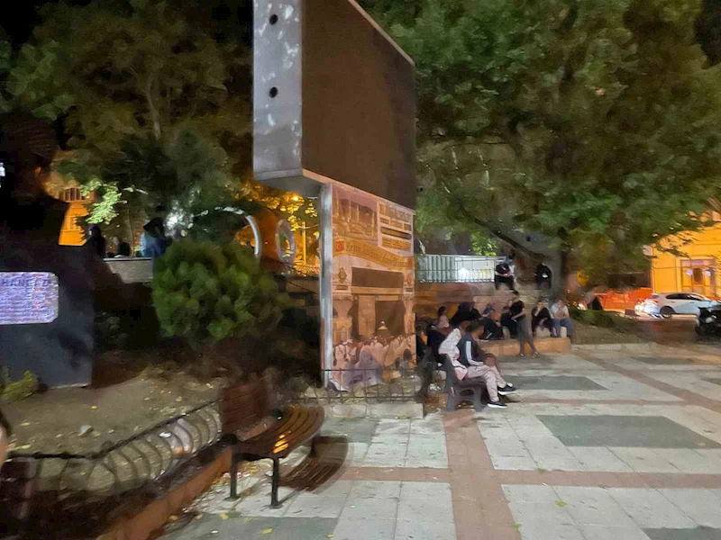 Deprem korkusuyla geceyi sokakta geçirdiler
