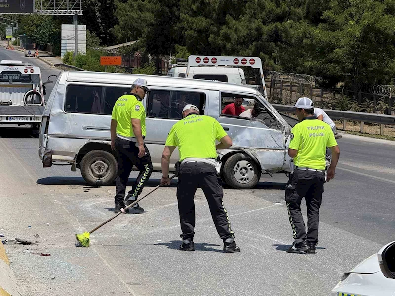 Yan yatan minibüste 6 kişi yaralandı, polis cam kırıklarını süpürgeyle temizledi
