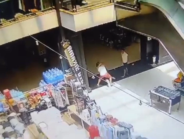 Beylikdüzü’nde bir AVM’de iki esnaf arasında çıkan kavga güvenlik kamerasında
