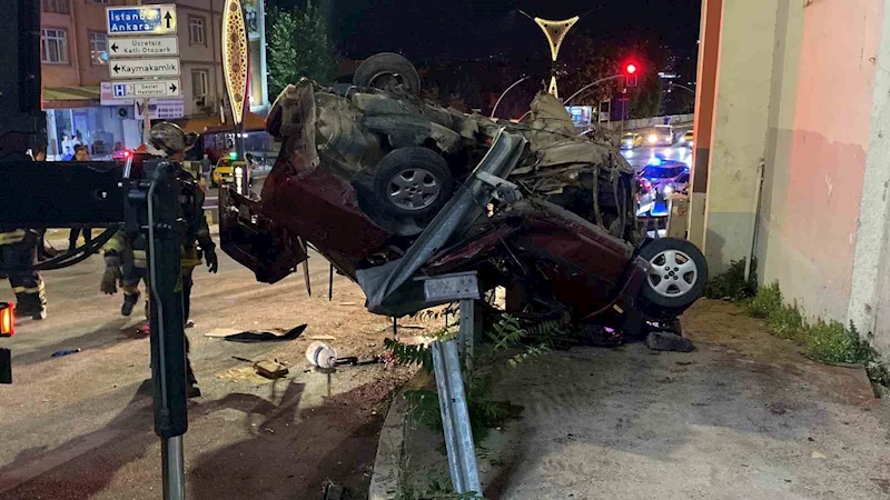Otomobil, çarptığı bariyerde asılı kaldı: 2 ölü
