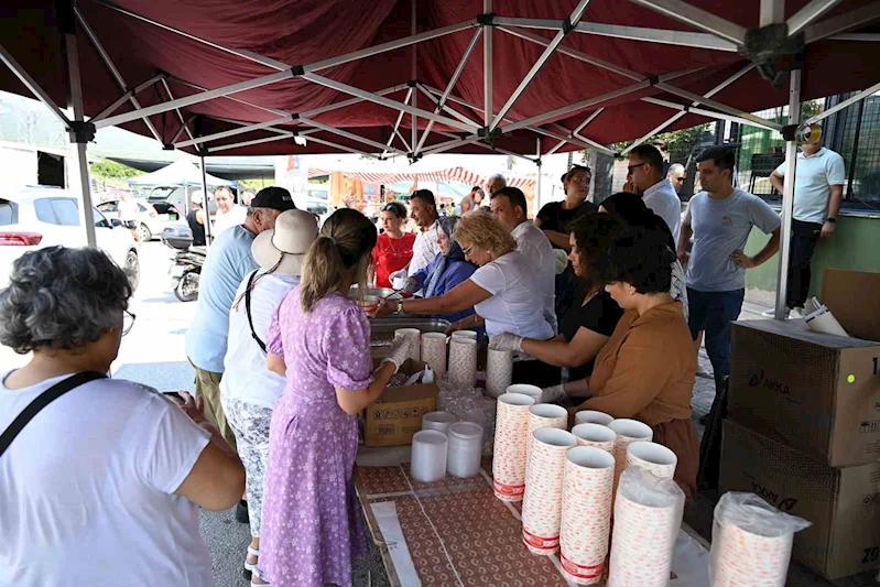 Kemer Belediyesi’nden aşure ikramı
