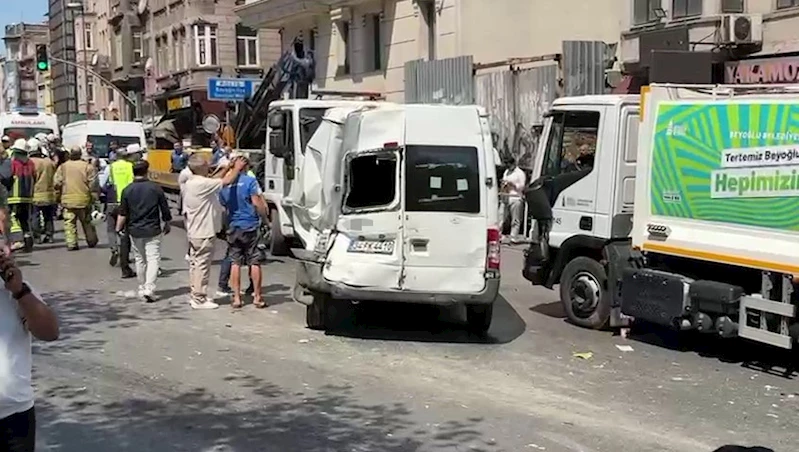 Beyoğlu’nda İETT otobüsünün karıştığı zincirleme kaza kamerada
