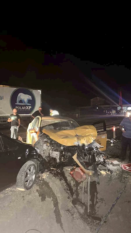 Çaycuma’da ticari taksi tıra arkadan çarptı: 1 yaralı
