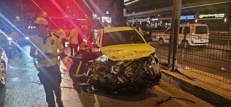 Refüjdeki bariyerlere çarpıp hurdaya dönen araçtan burnu bile kanamadan çıktı
