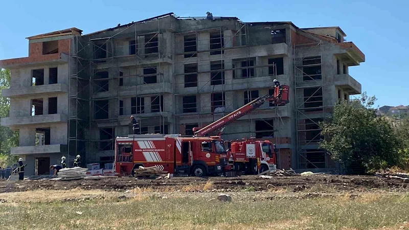İzolasyon çalışması sırasında çatı alevlere teslim oldu
