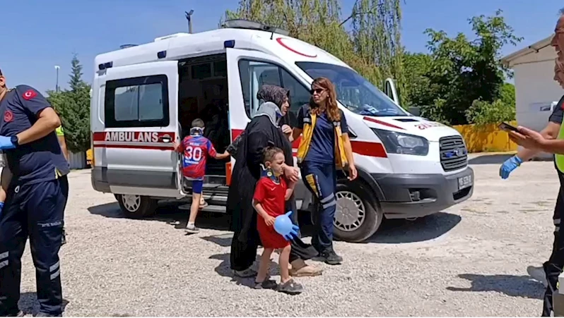 İnşaat alanına uçan triportördeki 2’si çocuk 4 kişi yaralandı
