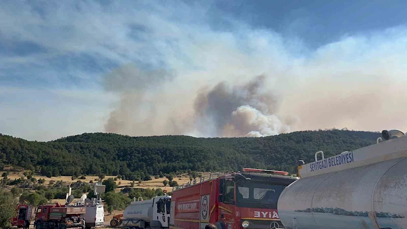 Alevlerin ortasında kalan ekipler mağaraya sığındı
