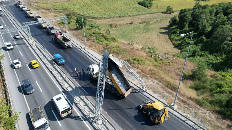 Kamyonun açık unutulan damperi yön levhasına çarptı
