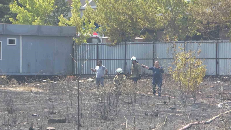 Sancaktepe’de park halindeki kamyon alev alev yandı
