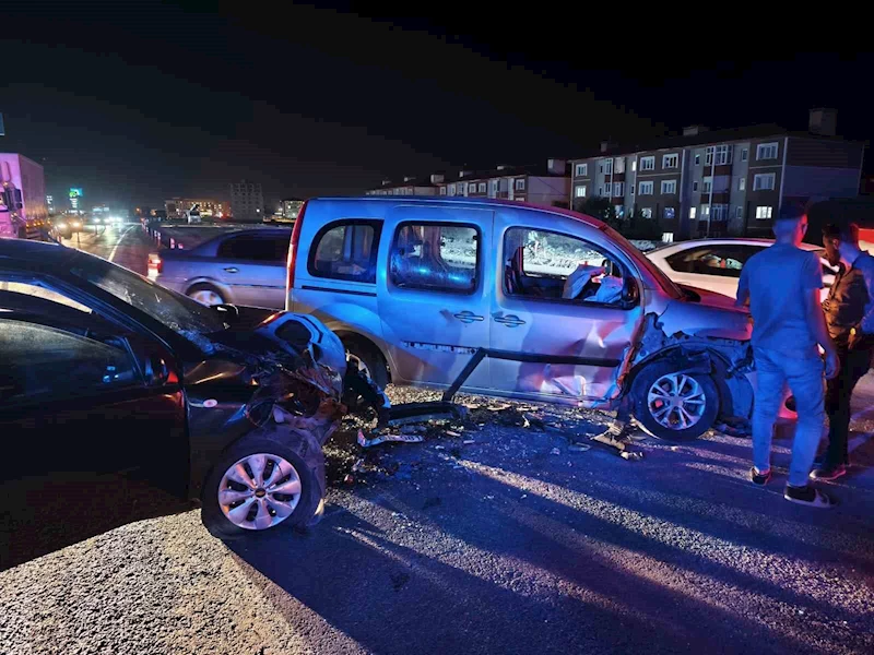 Bitlis’te trafik kazası: 6’sı çocuk 14 kişi yaralandı
