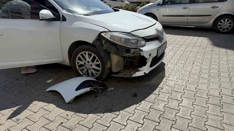 Otomobille motosiklet çarpıştı: 1 yaralı
