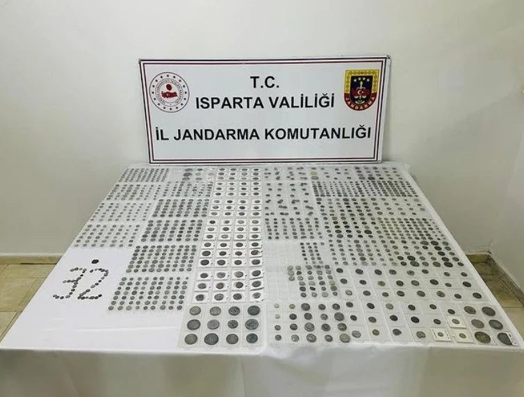 Isparta’da jandarmadan tarihi eser operasyonu: Bin 155 sikke ele geçirildi
