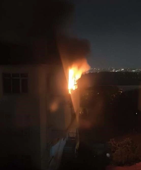 Avcılar Firuzköy’de panik anları: Sıcağa dayanamayan buzdolabı alev alev yandı
