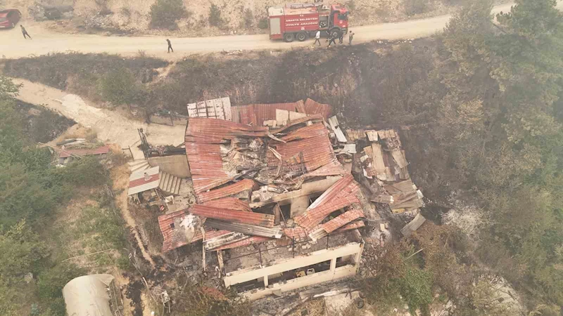 Orman yangınında zarar gören köydeki evler dron ile görüntülendi
